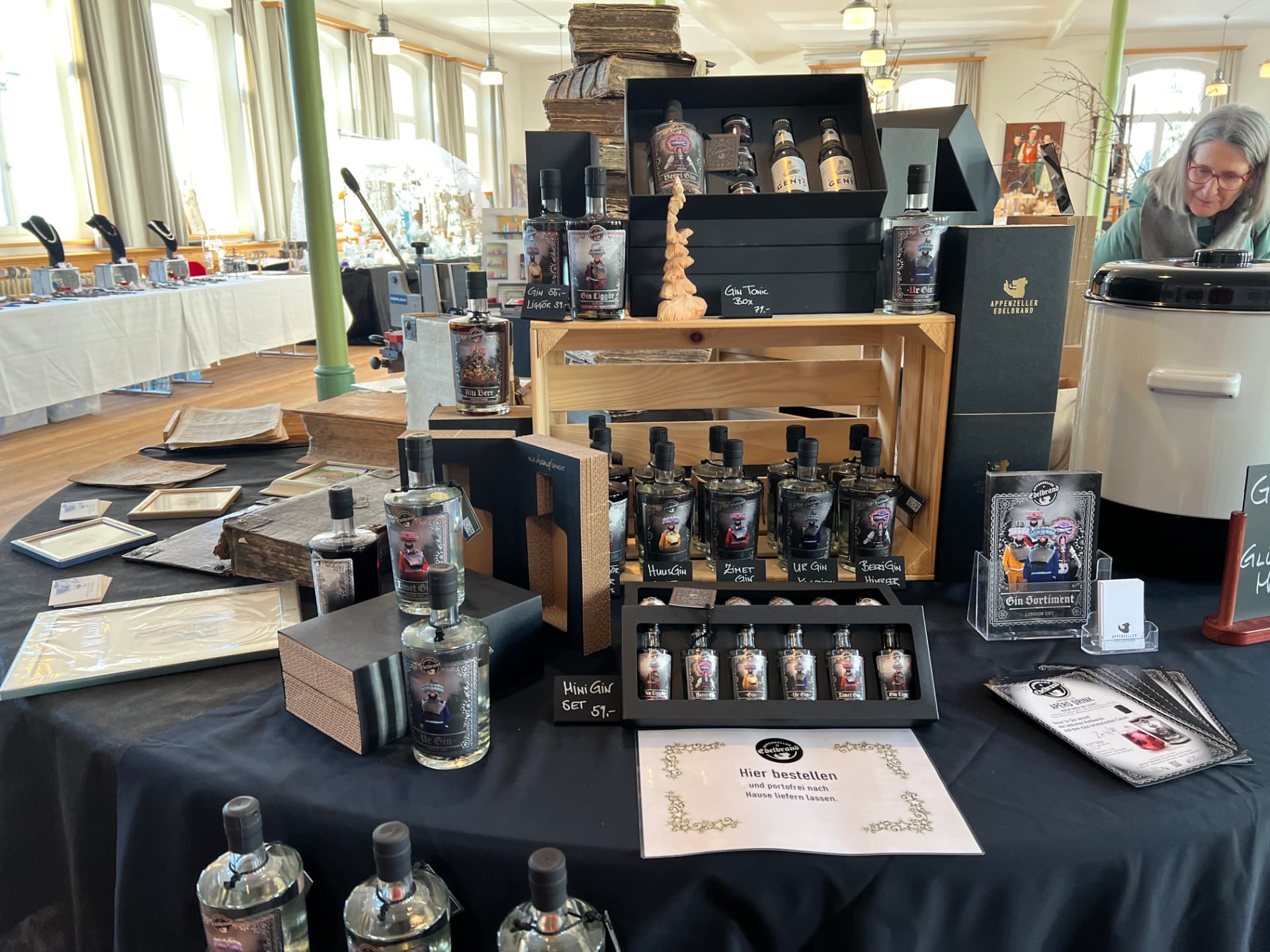 Marktstand mit Edelbränden und Gin-Sortiment