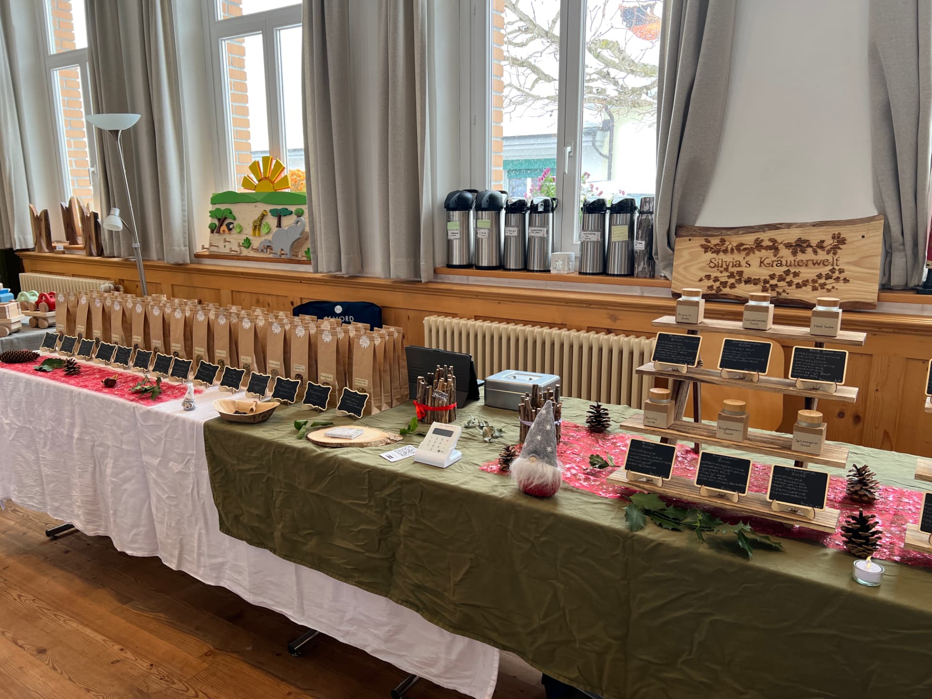 Marktstand von Silvia's Kräuterwelt mit Teemischungen und Gewürzen