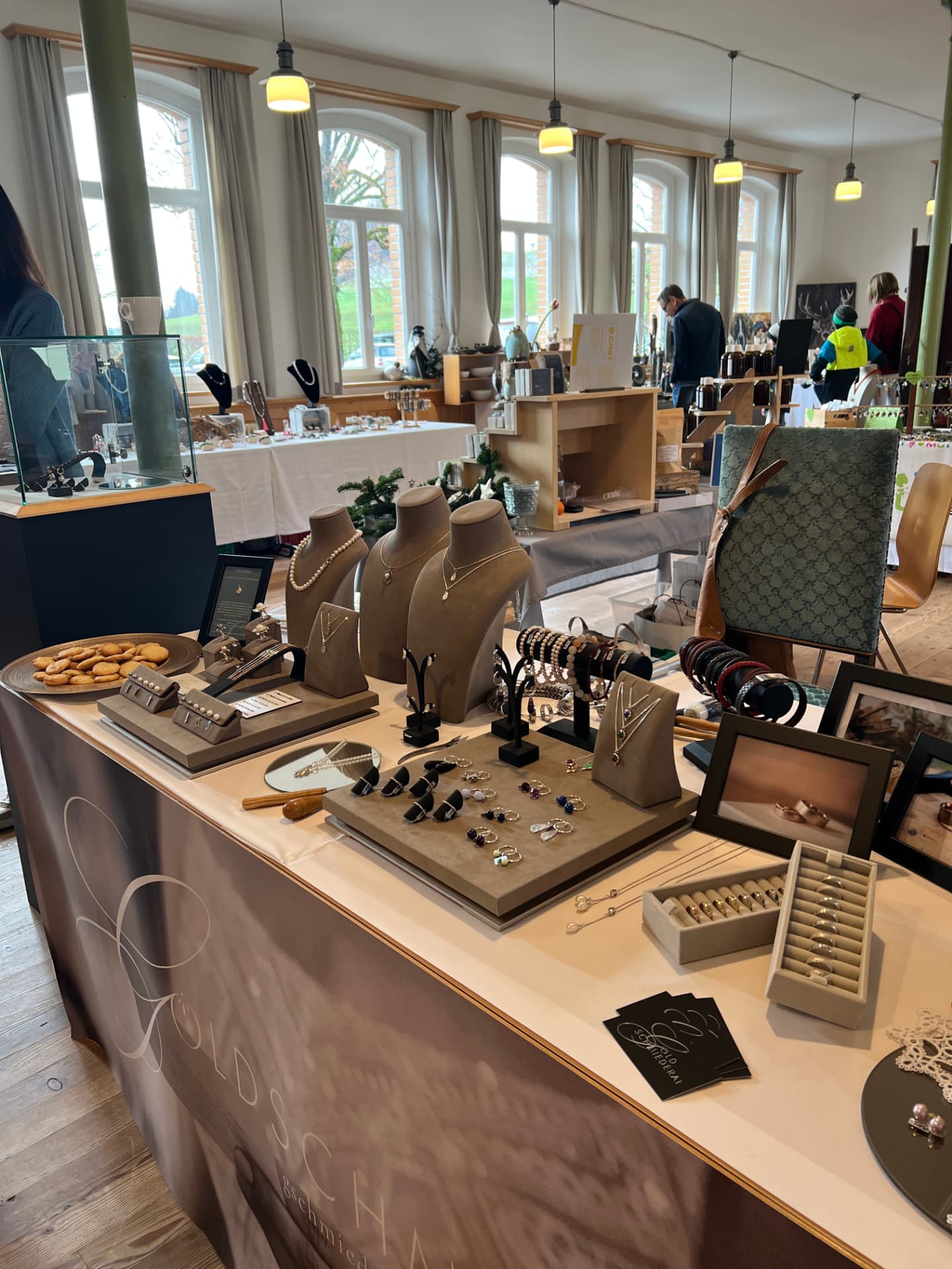 Marktstand mit Goldschmiede-Schmuck im Saal der Zwirnerei