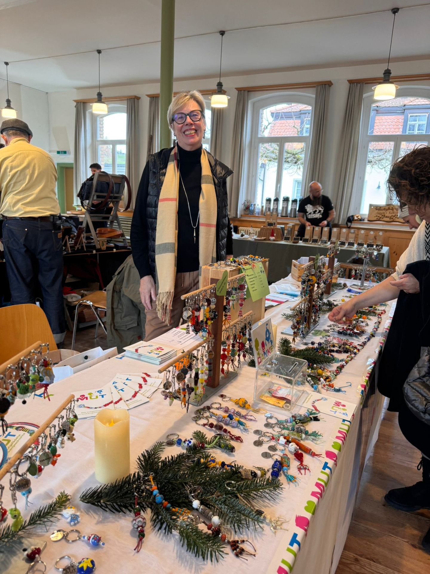 Marktstand mit bunten Glasperlen-Schlüsselanhängern