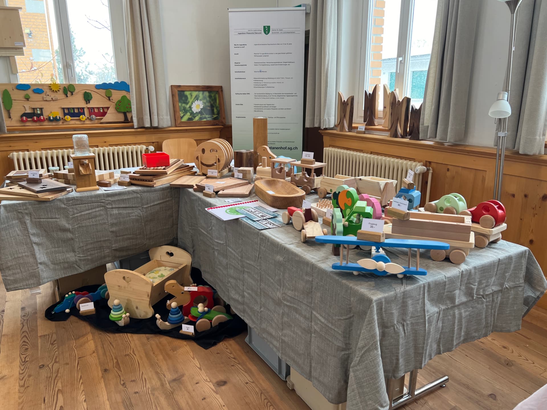 Marktstand mit Holzspielwaren des Platanenhofs